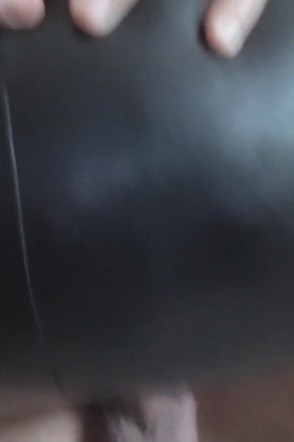 革のお尻を叩く