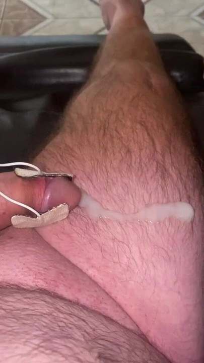「Hands Free E-Stim Cum」の驚愕の瞬間