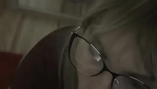 Fitness-mädchen lutscht trainer, der in ihren arsch kommt