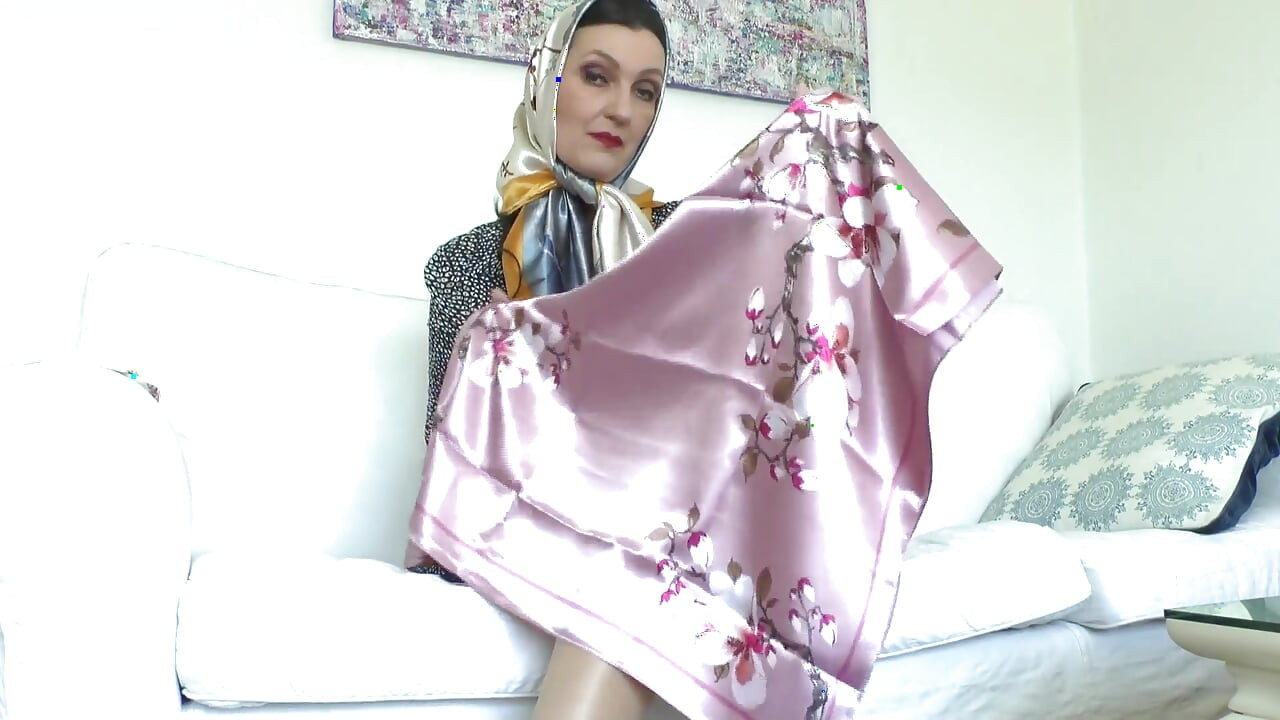 Parlak saten eşarplarım seni azdıracak! Lady Victoria Valente
