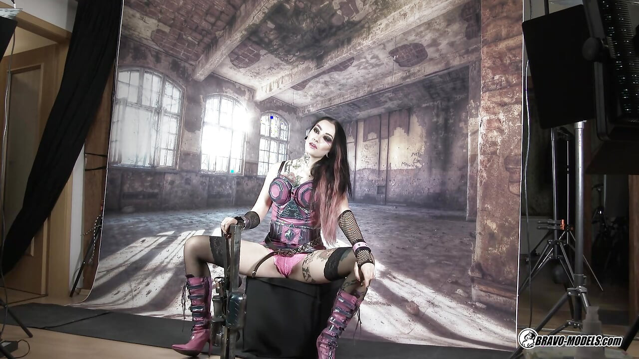Sharlotte Thorne - 431 - Photoshoot Backstage