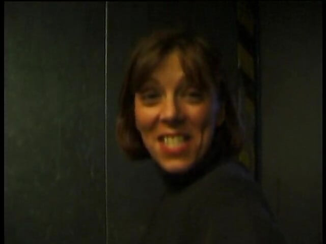 Urocza brunetka uderzyła i wytrysnęła w cycki w windzie