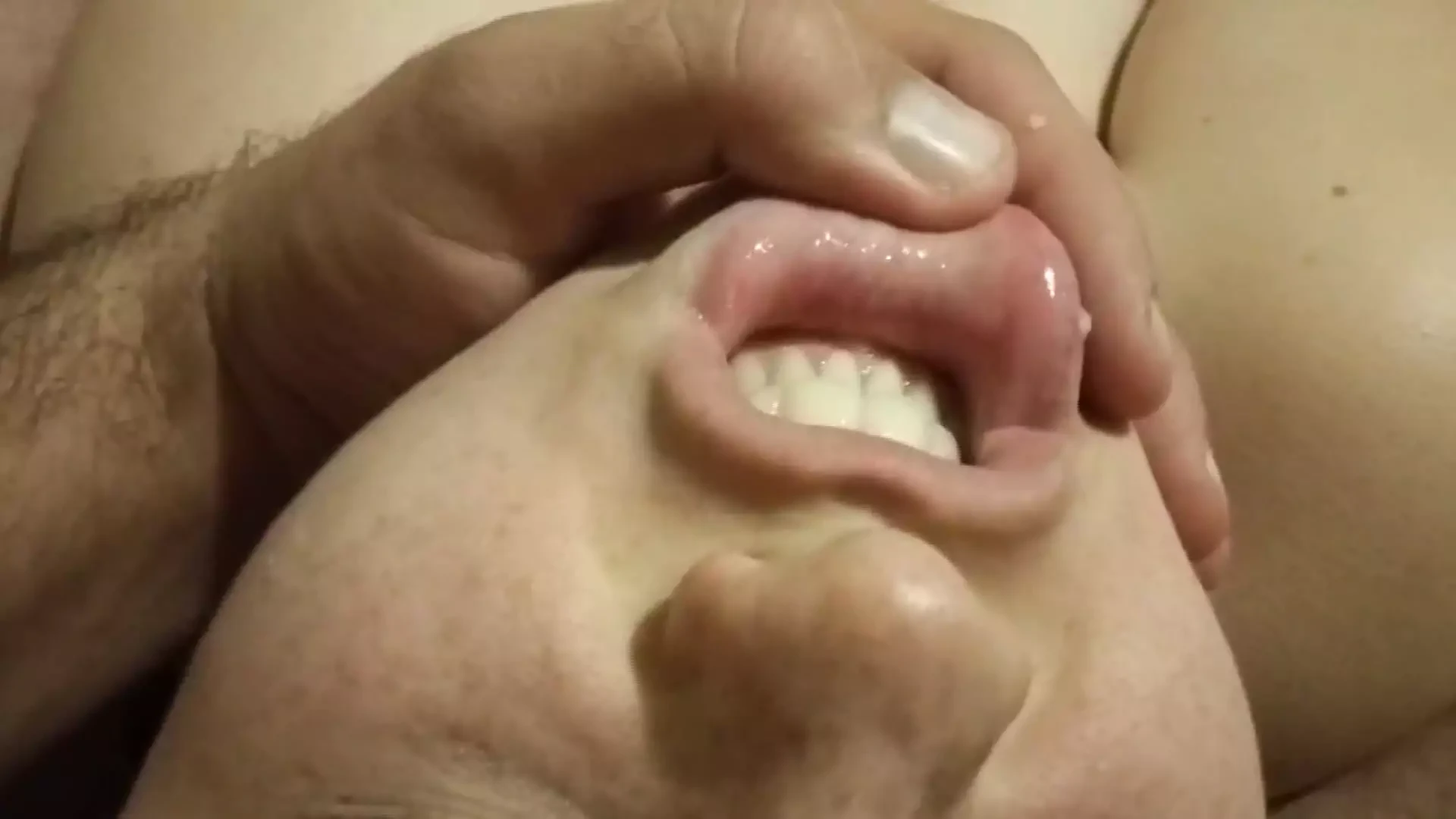 Une belle salope se baise avec un pénis artificiel. Suce une bite sous l’eau courante. Jeux dans la salle de bain.