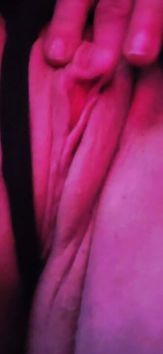 Người phụ nữ cơ bắp với những con cu to lớn với ham muốn và bẩn thỉu sau khi thức dậy