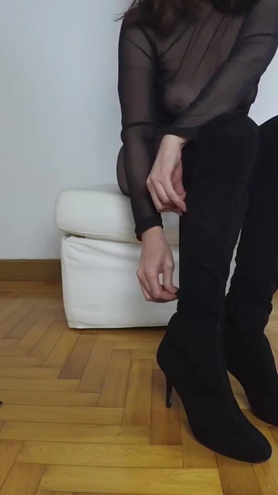 Zapanjujući trenutak iz "Ainoa zadirkuje čizme, koža mini suknje, sise, puna najlonka"