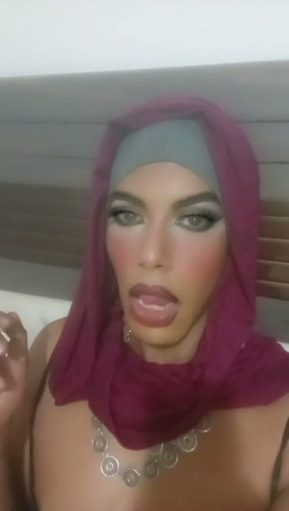 Arabska trans Mistress paląca papierosa