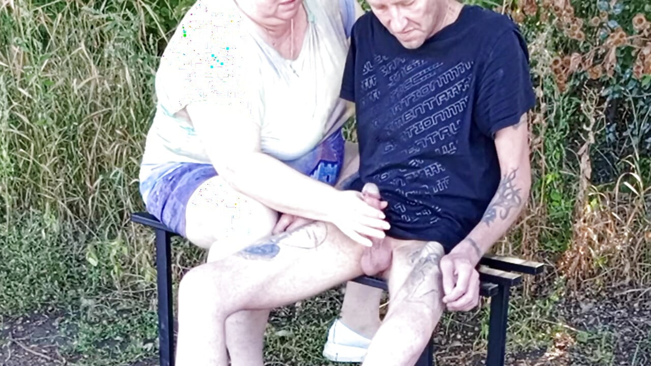 Susjed mi puši kurac u parku na klupi dok ne svršim