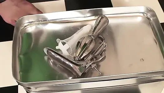 Kötü doktor seksi bir esmeri ziyaret ediyor ve ıslak amına vibratör sokuyor