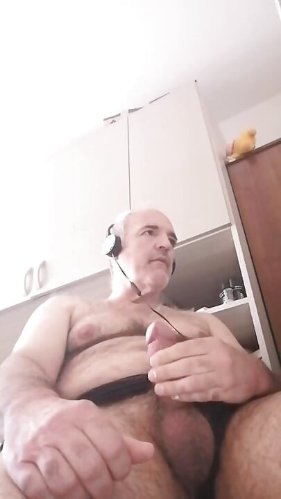 Ik masturbeer mijn stijve lul terwijl ik geniet als een varken terwijl ik een pornofilm kijk!