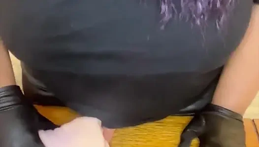 Aku lagi asik strap-on pakai strap-on favoritku!