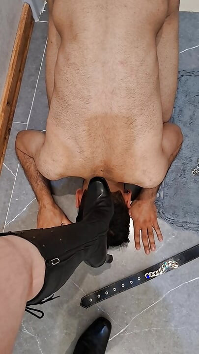 Unter meinen stiefeln. Ihre stiefel, seine unterwerfung