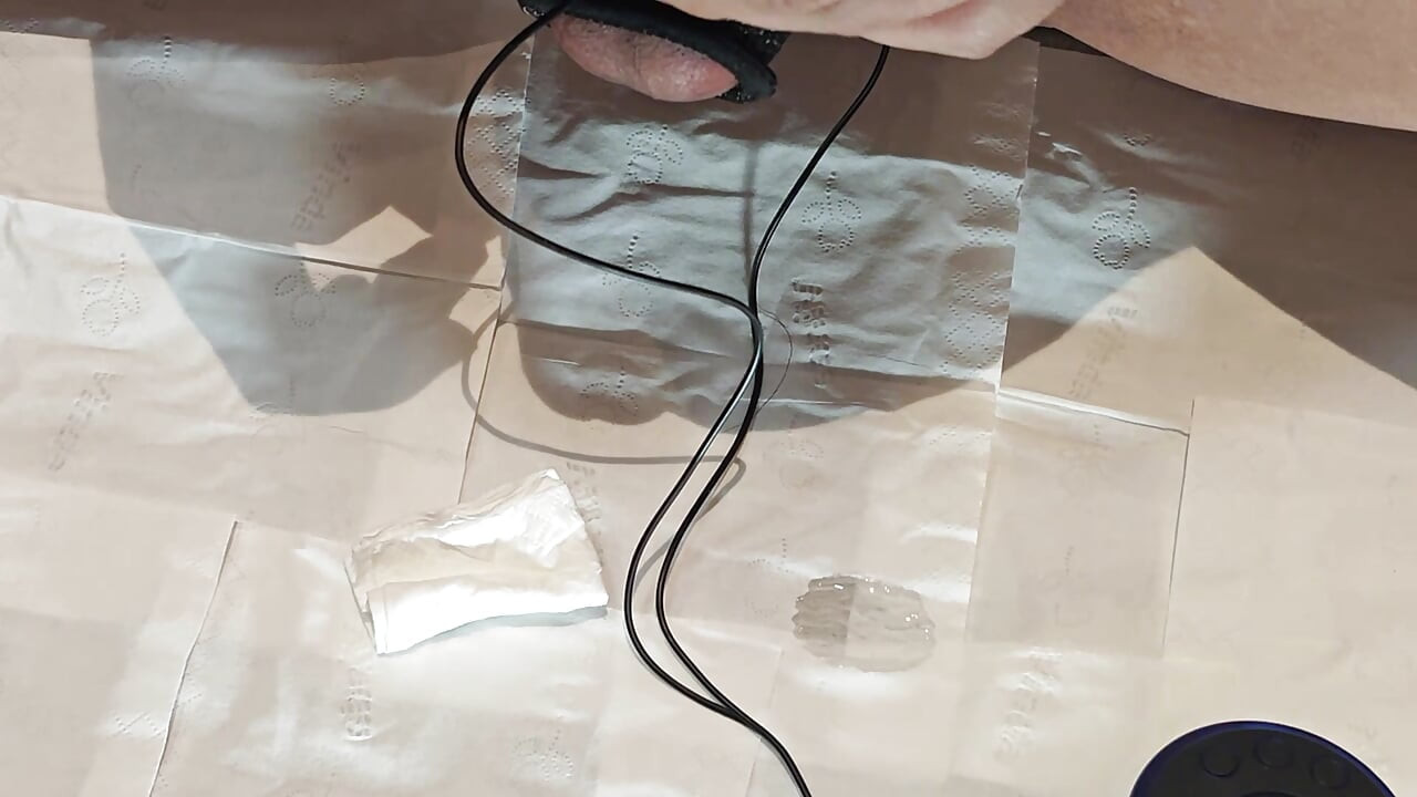 PRIMA DATĂ E-stim pula și coaiele mă face să gem ca o curvă disperată - Electricitate controlează ejacularea mea!