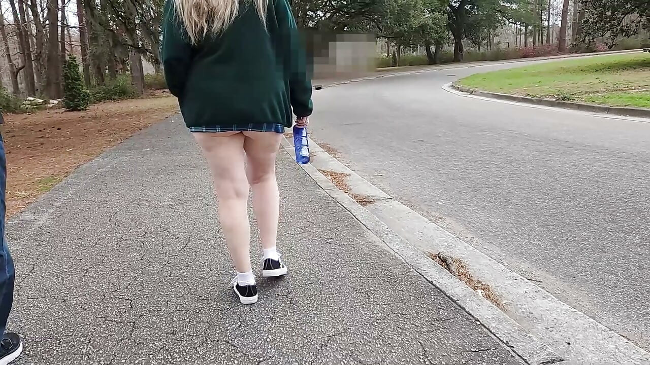Caliente milf grandota paseando por el parque con su culo colgando ¡Le da cabeza a extraño!