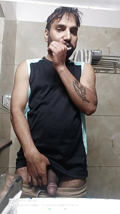 インド系デシ男性が隣の警察官、パキスタン人のパパ、教師、陸軍士官E.G.とシャワーとマスターベーションショーを楽しむ