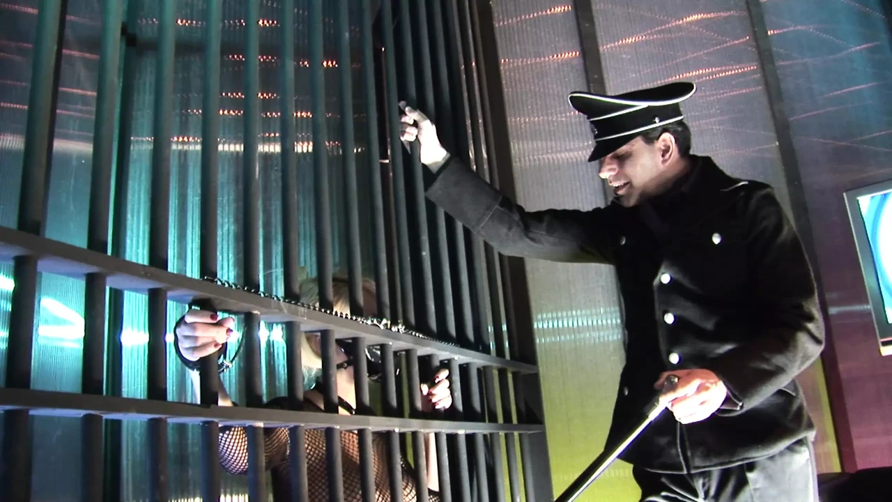 Carly Parker从笼子里出来吮吸鸡巴并被深深地吸进去