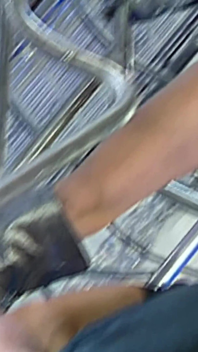 兩個瘋狂的模特在雙重插入中被硬屌打開屁眼。