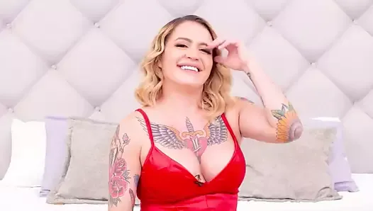 Красивая татуированная милфа-латина Yessica в порно кастинге