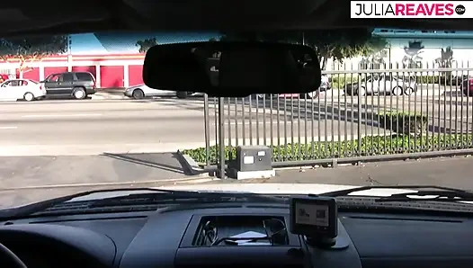 Ateşli kız kanepede sert bir yarağa sekiyor ve boşalıyor