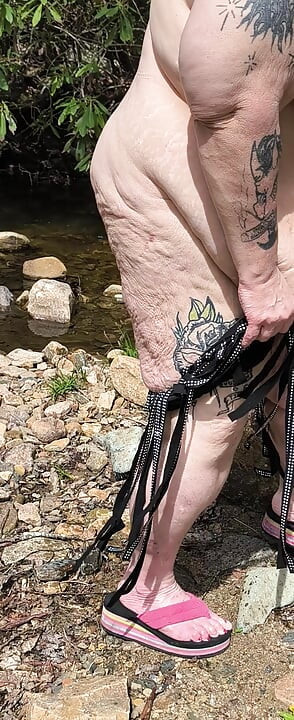 有一个陌生人看着这个狂野的小妞会撒尿吗？