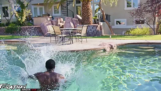 Долбежка у бассейна