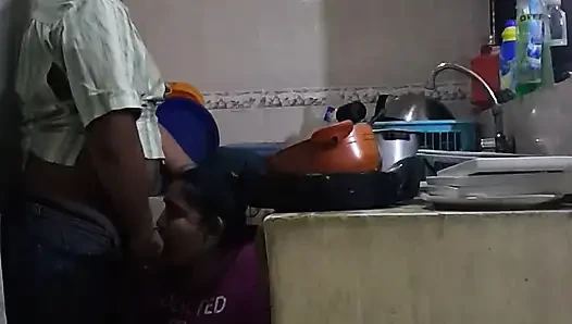 Mutfakta çalışanla sikişiyor ve emiyor