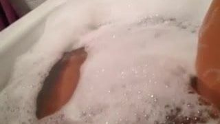 je joue dans ma baignoire 