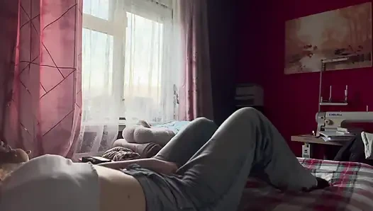 Шаловливая девушка заскучает и начинает мастурбировать