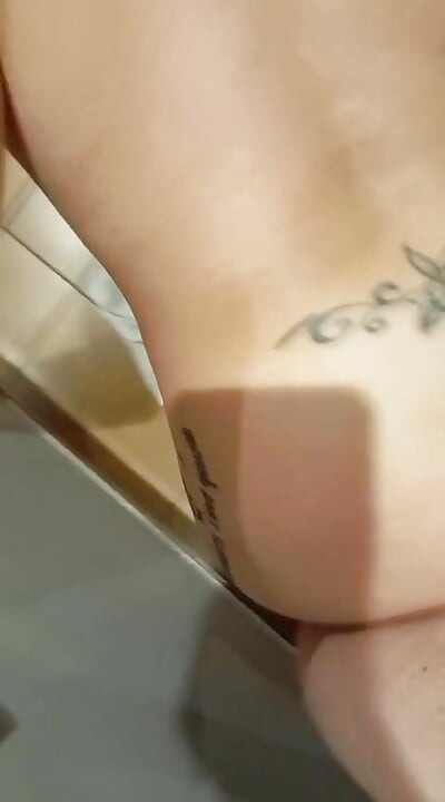 הם מחזיקים לי את הרגליים. זה גדול מאוד.