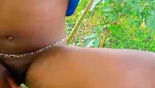 Solo-weibliche masturbation tief im dorfbusch, nasse heiße muschi in dieser grünen umgebung fingern, hort-porno von Givens3x