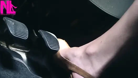 Реввинг и вождение в светло-коричневых пептойных сандалиях