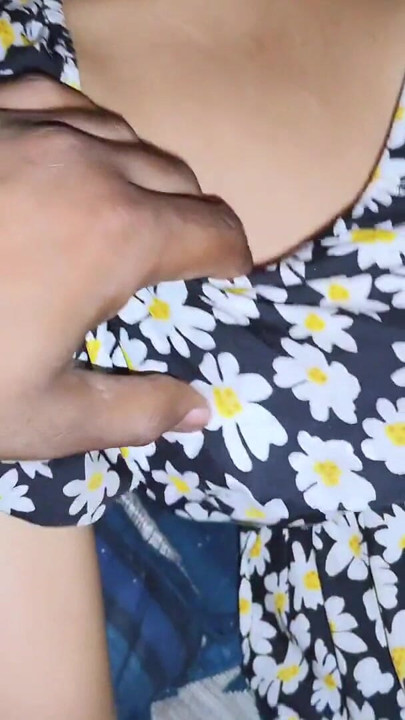 Gorące duże cycki Bhabhi ssanie mokrego penisa ciężko do spermy w ustach | Klip 1