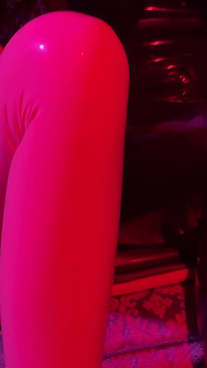 Rubber ve Ava Fetishart sapıka lateks ayakla muamele yapıyor bölüm 1