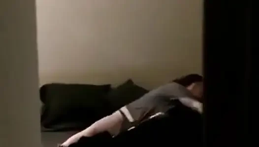 Teman sekamarku merekamku lagi asik!