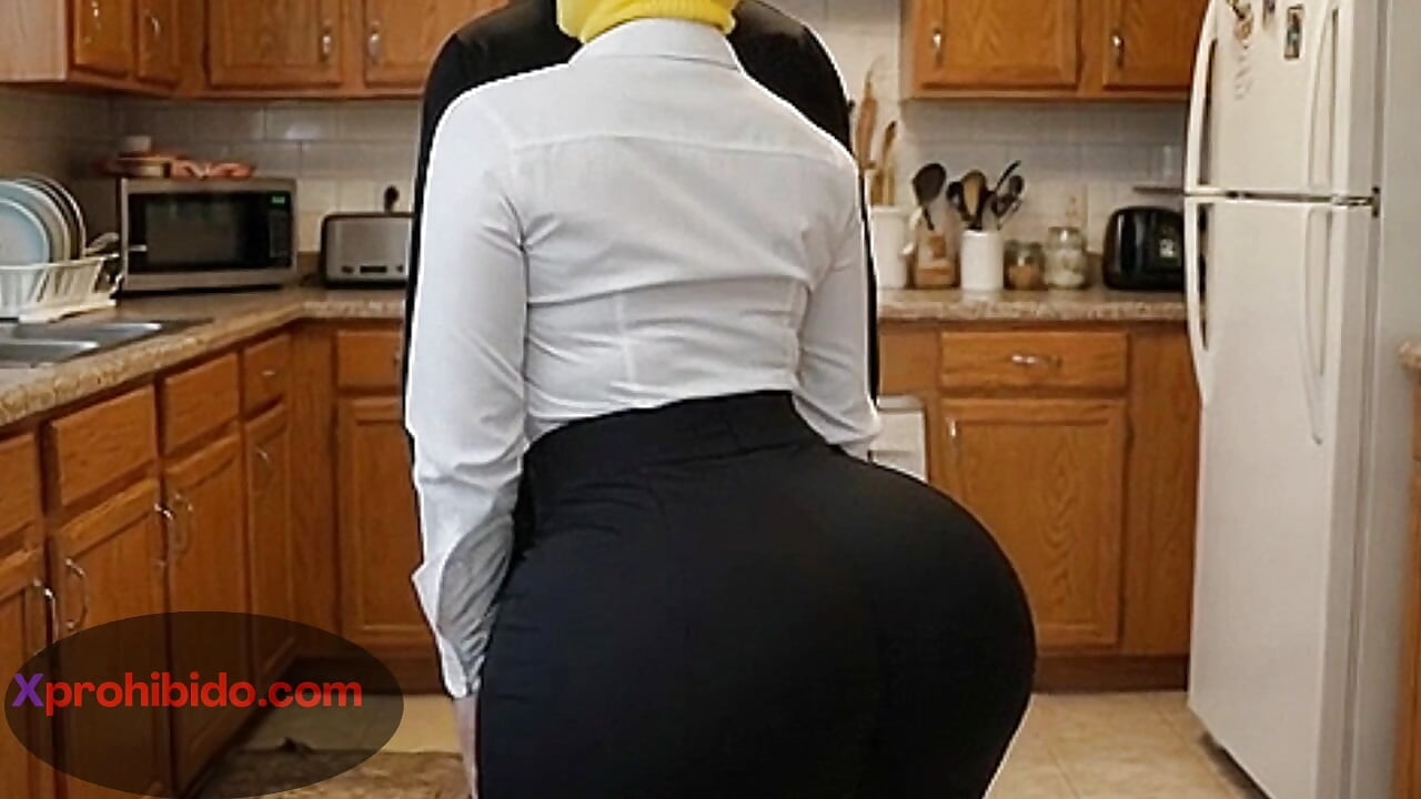 Petite Big Ass Girl Shaking It in the Bedroom