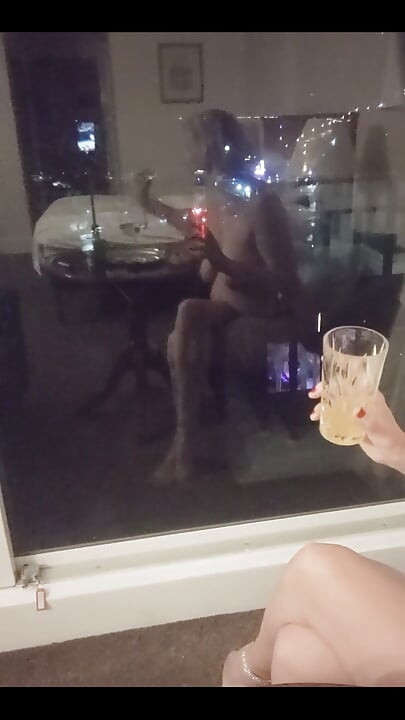 Пытаюсь быть немного арти с моим отражением в окне, это сработали