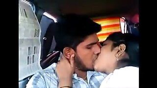 Instituto indio, pareja folla en el coche