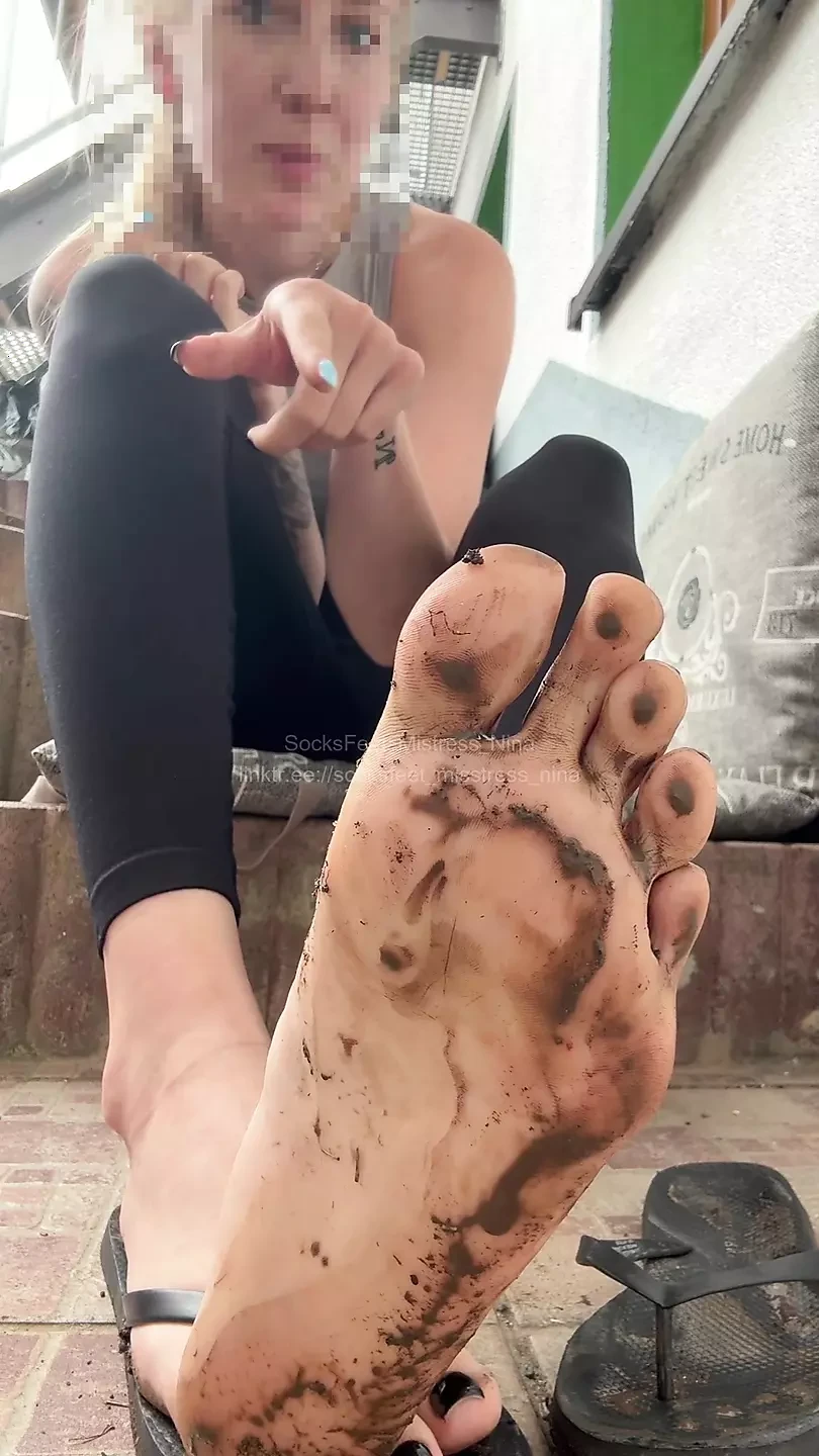 Arrodillarse... ¿Ves la tierra en mis pies? ¡Ahora vas a limpiarlo con la lengua!