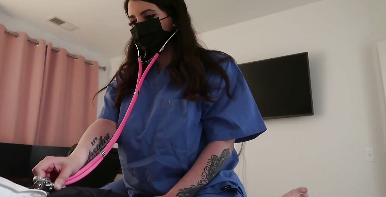Asistenta face sex cu pacientul ei!