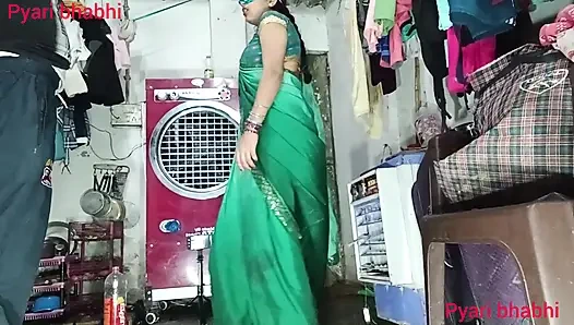 Göt amcık sikiyor yarak emiyor göğüslerini emiyor memeden süt emiyor ve domaltarak yarağa oturuyor ve doğrudan Hintçe seste yatıyor