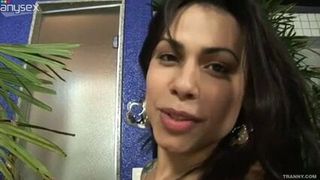 Sexy brasileña travesti masturbándose