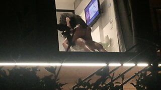 호텔 창에서 섹스하는 음란한 커플