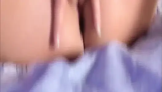 Blonde amateurin nimmt blauen dildo tief in den hals und reitet es dann