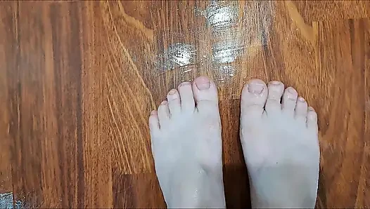 Скачу на стуле на пропитанном мылом полу