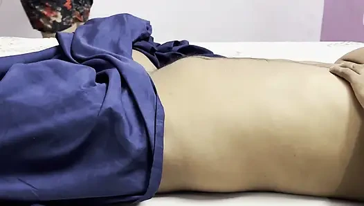 Hintli kız yatak odasında sert sikişiyor
