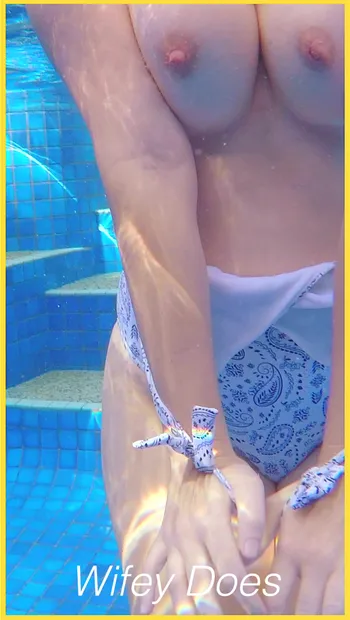 Wifey liebt es, im pool ohne bh zu sein, damit sie ihre perfekten titten zeigt