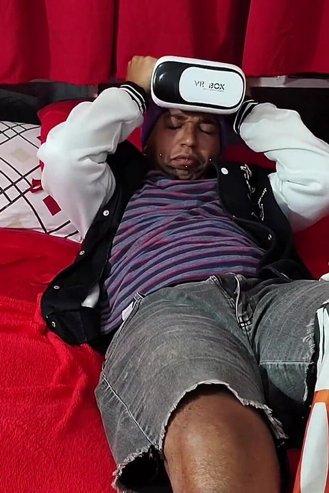 La madrastra pilla a su novio con gafas virtuales y se masturba al verlo