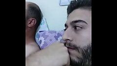 2个异性恋土耳其朋友在潜望镜上变得饥渴和手淫