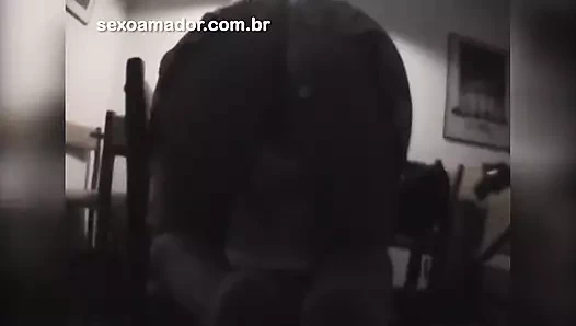 Schüchterne brünette sagt anfangs nein, lässt aber ihren freund filmen, wie sie muschi gibt