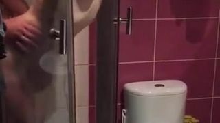 Femme baisée sous la douche
