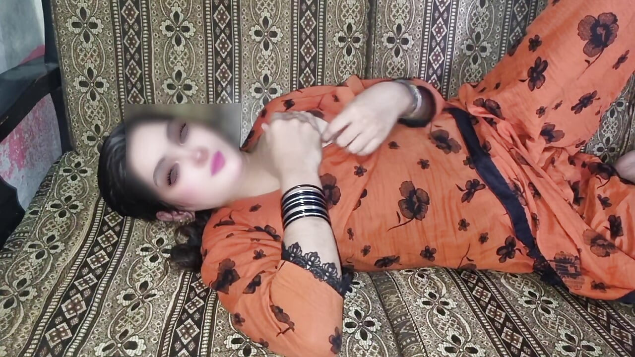 Fată indiancă desi excitată cu țâțe mari suculente este futută tare în pizda ei strâmtă - sex cu înregistrare de acasă